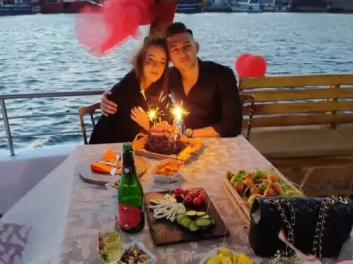 Evlilik teklifi çiçek dekorasyon tekne
