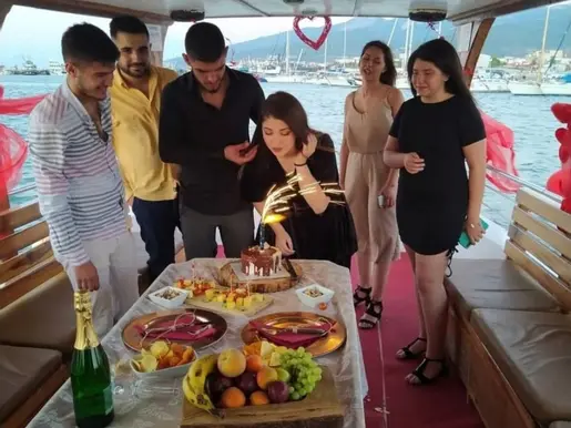 Teknede kutlama grubu Urla Ege