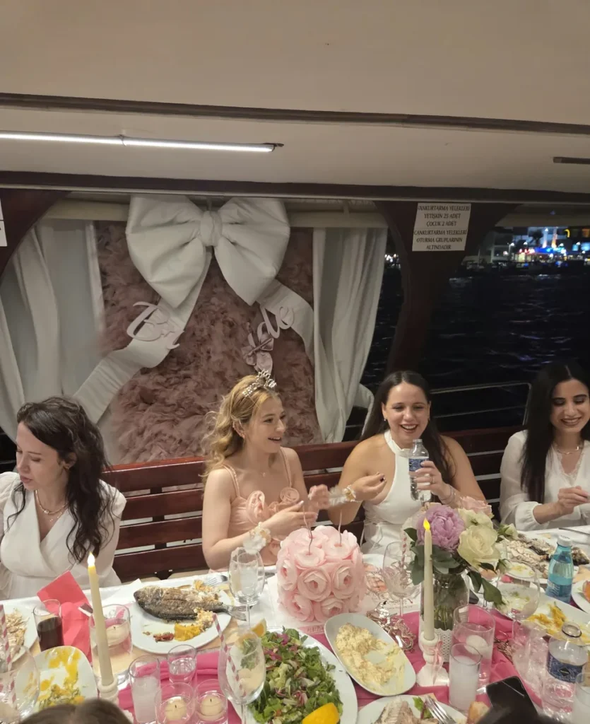 Bekarlığa veda akşam yemeği teknede, Urla