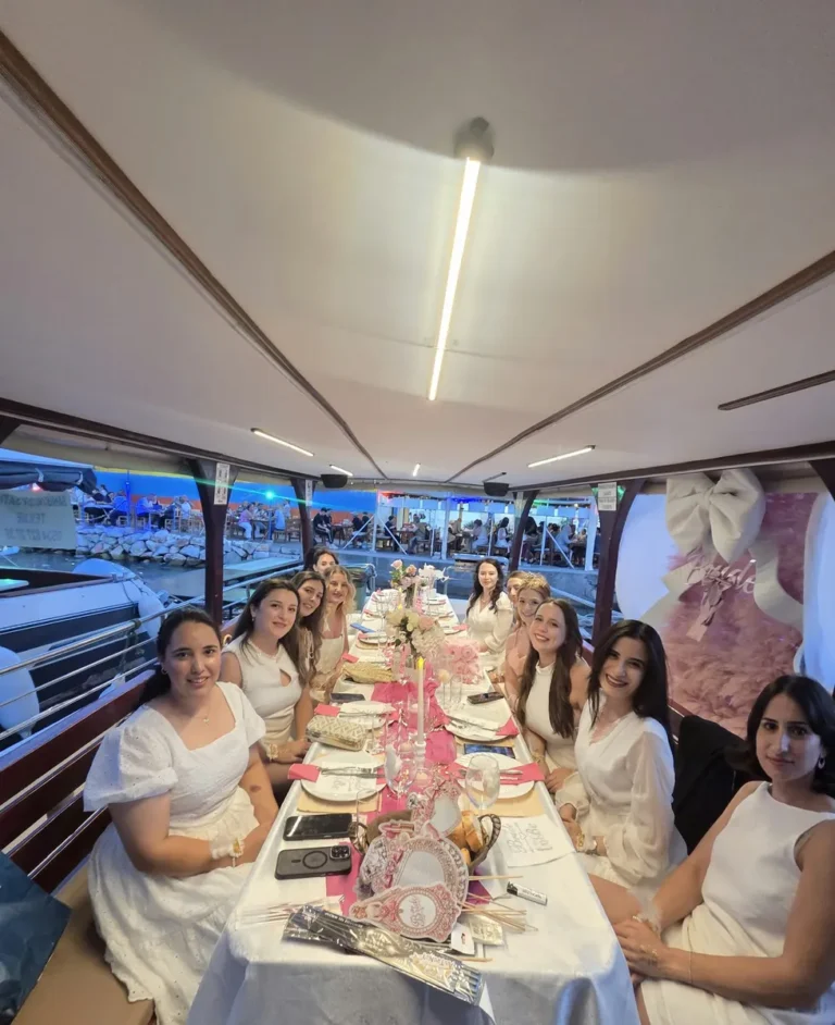 Teknede bekarlığa veda sofrası, uzun masa