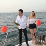 Teknede evlilik teklifi yapan çift