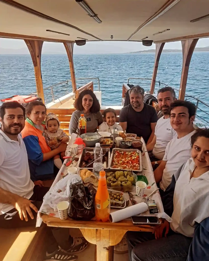 Teknede kutlama sofrası