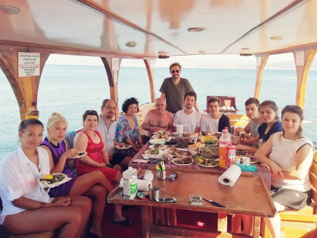Teknede grup sofrası ve kutlama